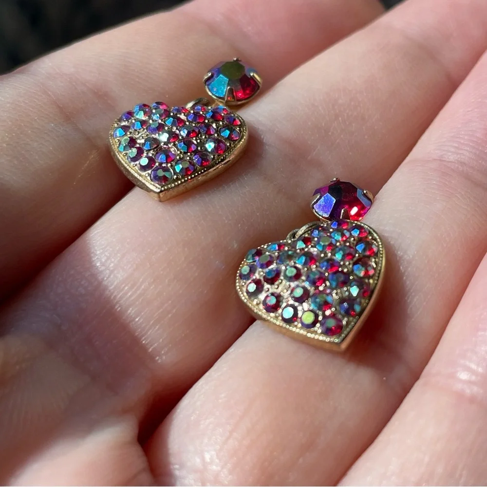 Vtg signed Weiss red AB crystal/rhinestone & goldtone heart screwback earrings - Picture 11 of 11